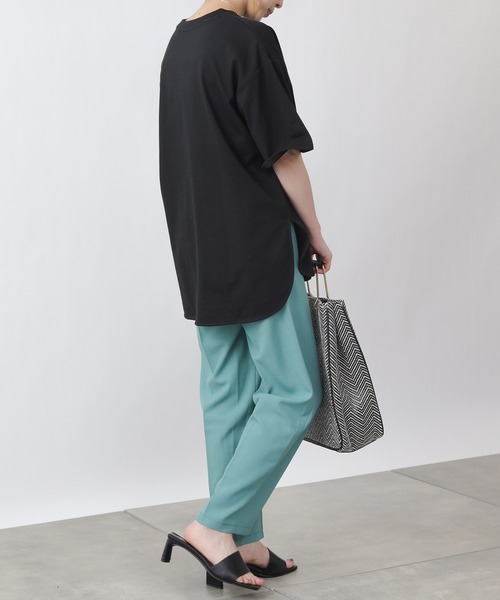 COLONY 2139（コロニートゥーワンスリーナイン）の「【ULTRA HYBRID】USAコットンラウンドヘムTシャツ（Tシャツ/カットソー・レディース・ブラック/オフホワイト/グレイッシュベージュ・MEDIUM/LARGE）」の9枚目の写真