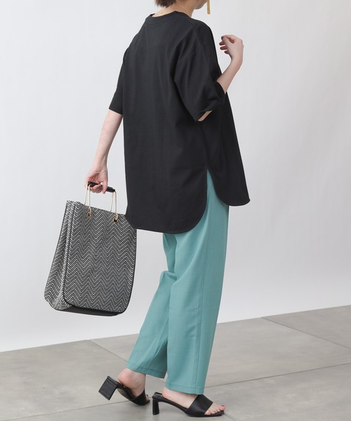 COLONY 2139（コロニートゥーワンスリーナイン）の「【ULTRA HYBRID】USAコットンラウンドヘムTシャツ（Tシャツ/カットソー・レディース・ブラック/オフホワイト/グレイッシュベージュ・MEDIUM/LARGE）」の5枚目の写真