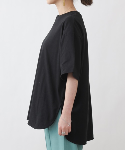 COLONY 2139（コロニートゥーワンスリーナイン）の「【ULTRA HYBRID】USAコットンラウンドヘムTシャツ（Tシャツ/カットソー・レディース・ブラック/オフホワイト/グレイッシュベージュ・MEDIUM/LARGE）」の20枚目の写真