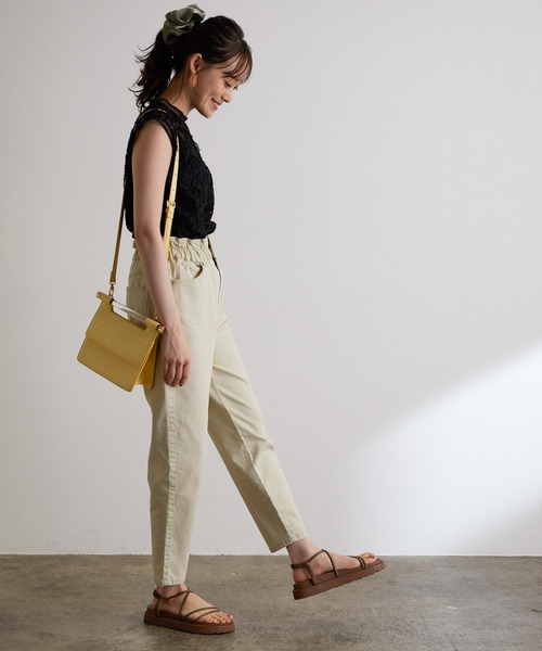 vis-`a-vis（ビサビ）の「ウェストギャザーデニム&ツイルテーパードパンツ（デニムパンツ・レディース・スミクロ/ホワイト系その他5/ブルー系その他4・SS/S/M/L）」の6枚目の写真