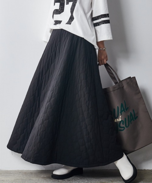 CHIC STYLE(シックスタイル)の「キルティングマキシフレアスカート <大きいサイズ有>シックスタイル (スカート・レディース・グレー/ブラック・4L/L/5L/LL/3L/6L/M)」の2枚目の写真