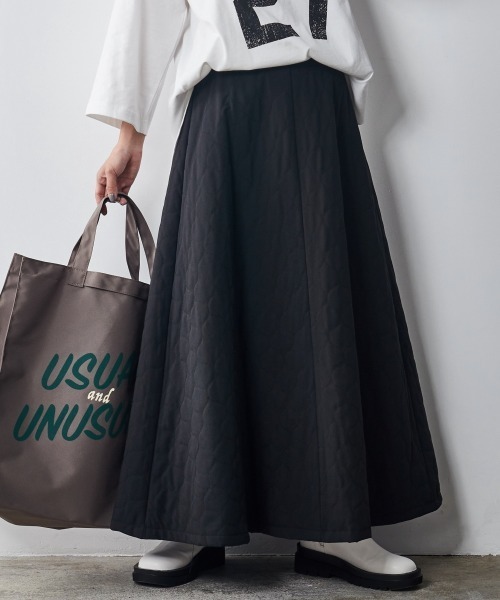 CHIC STYLE(シックスタイル)の「キルティングマキシフレアスカート <大きいサイズ有>シックスタイル (スカート・レディース・グレー/ブラック・4L/L/5L/LL/3L/6L/M)」の4枚目の写真