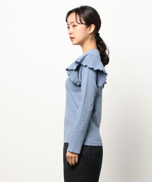 COLONY 2139（コロニートゥーワンスリーナイン）の「ランダムテレコ肩フリル長袖Tシャツ（Tシャツ/カットソー・レディース・アイボリー/ブルー/ブラック・SMALL/MEDIUM）」の5枚目の写真