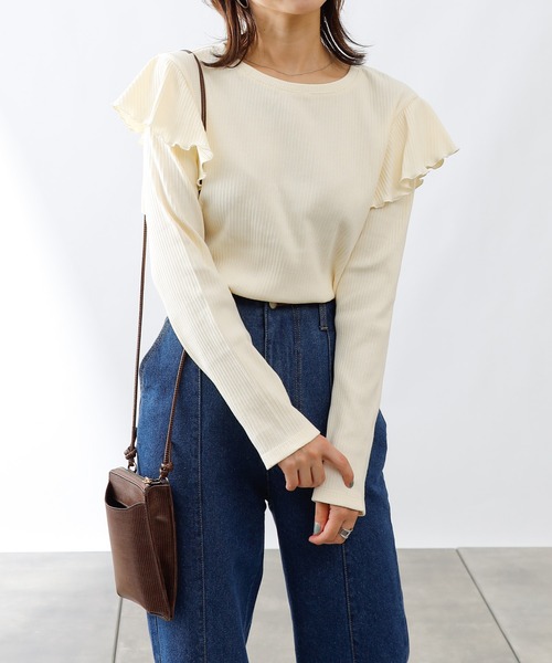 COLONY 2139（コロニートゥーワンスリーナイン）の「ランダムテレコ肩フリル長袖Tシャツ（Tシャツ/カットソー・レディース・アイボリー/ブルー/ブラック・SMALL/MEDIUM）」の7枚目の写真