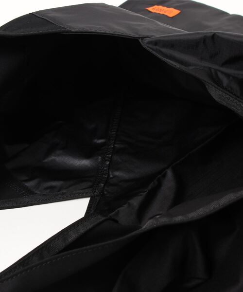 UNIVERSAL OVERALL(ユニバーサルオーバーオール)の「ユニバーサルオーバーオール アシンメトリーAZUMA BAG(ハンドバッグ・レディース・ホワイト/ブラック/カーキ/マスタード・FREE)」の6枚目の写真