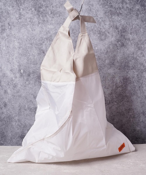UNIVERSAL OVERALL(ユニバーサルオーバーオール)の「ユニバーサルオーバーオール アシンメトリーAZUMA BAG(ハンドバッグ・レディース・ホワイト/ブラック/カーキ/マスタード・FREE)」の2枚目の写真