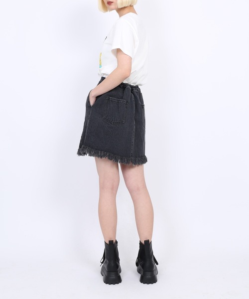PUNYUS（プニュズ）の「フリンジデニムミニスカート（デニムスカート・レディース・ライトブルー/ブラック・1/2/3/4）」の7枚目の写真