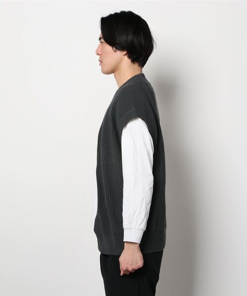 Beno（ビーノ）の「ハイバルキー 片畦編み ビッグ カーディガンベスト（ベスト・メンズ・チャコールグレー/ケリー/ホワイト/ライトグレー/マスタード/グレイッシュベージュ/グレイッシュブルー/ブラウン/ネイビー/ブラック・L/LL/M）」の12枚目の写真