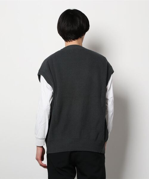 Beno（ビーノ）の「ハイバルキー 片畦編み ビッグ カーディガンベスト（ベスト・メンズ・チャコールグレー/ケリー/ホワイト/ライトグレー/マスタード/グレイッシュベージュ/グレイッシュブルー/ブラウン/ネイビー/ブラック・L/LL/M）」の11枚目の写真