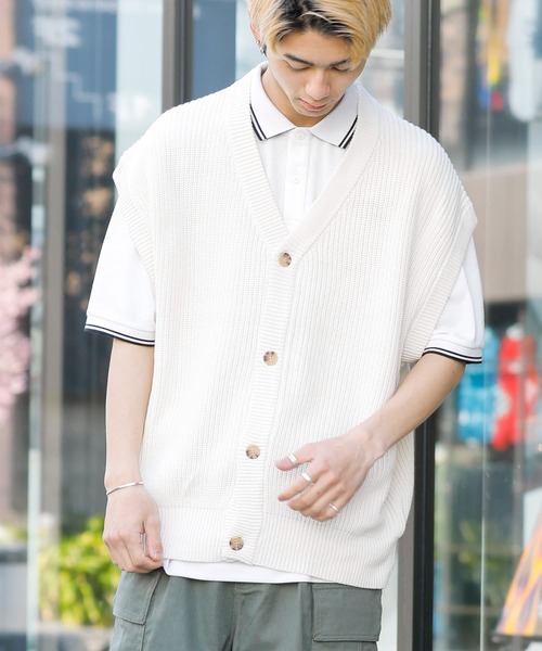 Beno（ビーノ）の「ハイバルキー 片畦編み ビッグ カーディガンベスト（ベスト・メンズ・チャコールグレー/ケリー/ホワイト/ライトグレー/マスタード/グレイッシュベージュ/グレイッシュブルー/ブラウン/ネイビー/ブラック・L/LL/M）」の2枚目の写真