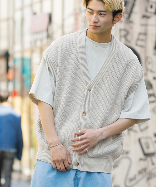 Beno（ビーノ）の「ハイバルキー 片畦編み ビッグ カーディガンベスト（ベスト・メンズ・チャコールグレー/ケリー/ホワイト/ライトグレー/マスタード/グレイッシュベージュ/グレイッシュブルー/ブラウン/ネイビー/ブラック・L/LL/M）」の7枚目の写真
