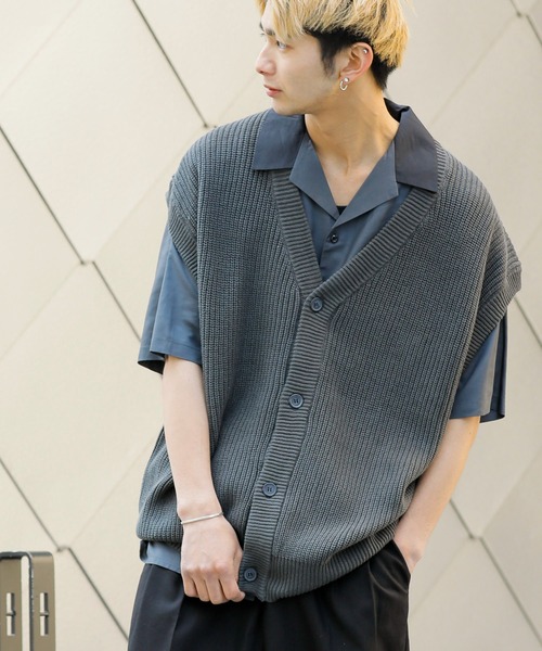 Beno（ビーノ）の「ハイバルキー 片畦編み ビッグ カーディガンベスト（ベスト・メンズ・チャコールグレー/ケリー/ホワイト/ライトグレー/マスタード/グレイッシュベージュ/グレイッシュブルー/ブラウン/ネイビー/ブラック・L/LL/M）」の4枚目の写真