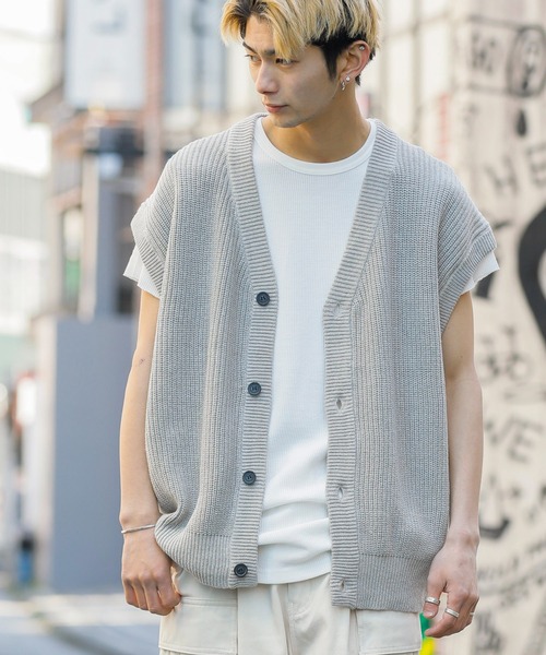 Beno（ビーノ）の「ハイバルキー 片畦編み ビッグ カーディガンベスト（ベスト・メンズ・チャコールグレー/ケリー/ホワイト/ライトグレー/マスタード/グレイッシュベージュ/グレイッシュブルー/ブラウン/ネイビー/ブラック・L/LL/M）」の5枚目の写真