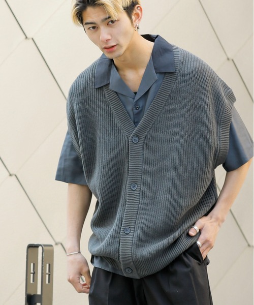 Beno（ビーノ）の「ハイバルキー 片畦編み ビッグ カーディガンベスト（ベスト・メンズ・チャコールグレー/ケリー/ホワイト/ライトグレー/マスタード/グレイッシュベージュ/グレイッシュブルー/ブラウン/ネイビー/ブラック・L/LL/M）」の19枚目の写真