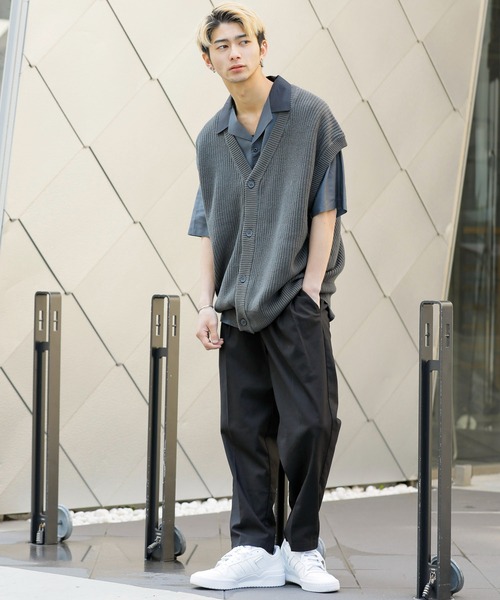 Beno（ビーノ）の「ハイバルキー 片畦編み ビッグ カーディガンベスト（ベスト・メンズ・チャコールグレー/ケリー/ホワイト/ライトグレー/マスタード/グレイッシュベージュ/グレイッシュブルー/ブラウン/ネイビー/ブラック・L/LL/M）」の20枚目の写真