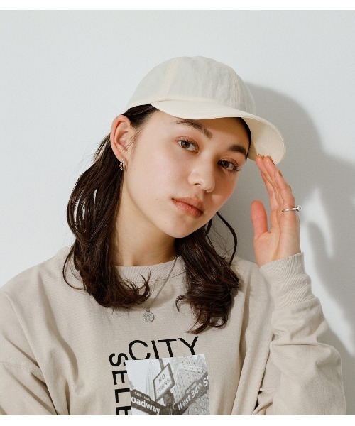 AZUL by moussy（アズールバイマウジー）の「WASHER FINISH LIGHT CAP/ウォッシャーフィニッシュライトキャップ（キャップ・レディース・オレンジ/グリーン/アイボリー/ブラック・FREE）」の2枚目の写真