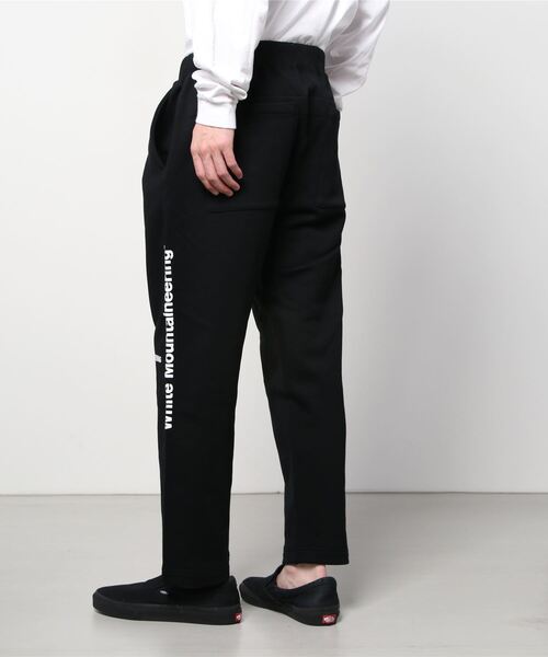 WHITE MOUNTAINEERING（ホワイトマウンテニアリング）の「WHITE MOUNTAINEERING WM LOGO RANDAM PRINTED SWEAT PANTS / ホワイトマウンテニアリング ロゴ ランダムプリンテッド スウェットパンツ（スウェットパンツ・メンズ・ブラック・1/2/3）」の2枚目の写真