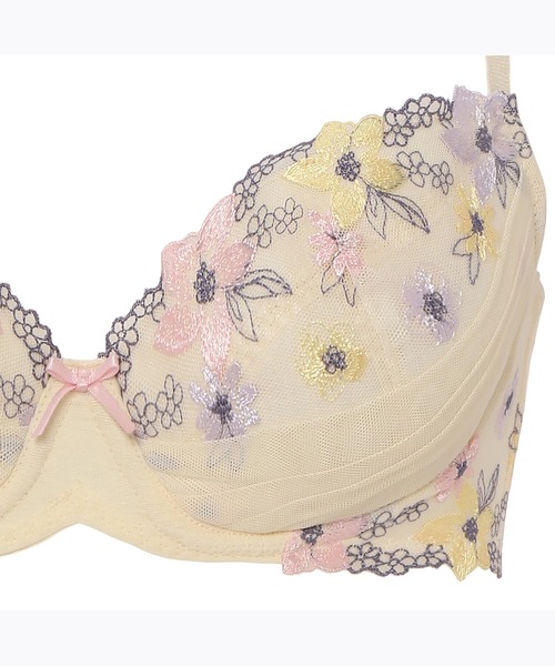 AMOSTYLE BY Triumph(アモスタイルバイトリンプ)の「谷間くっきり ブラ&ショーツセット フラワーチュール【B,C,Dカップ】AMST257 WHU + Mini JX(ブラ&ショーツ・レディース・ホワイト/ピンク/ブルー・B65/B70/C70/D70/B75/C65/C75/D65/D75)」の4枚目の写真