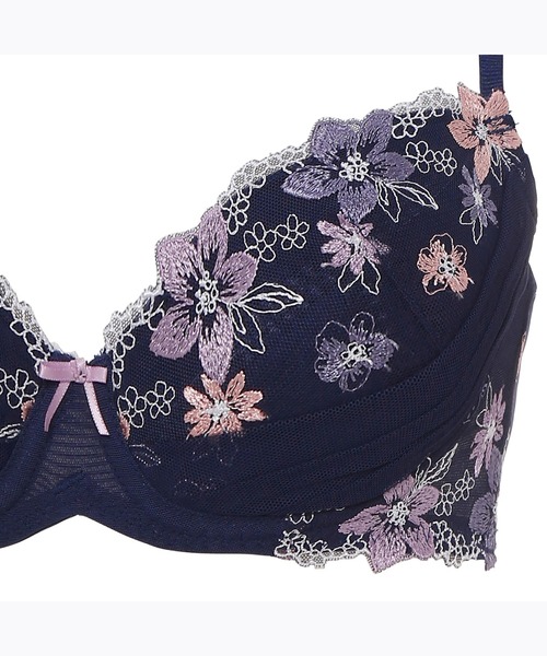 AMOSTYLE BY Triumph(アモスタイルバイトリンプ)の「谷間くっきり ブラ&ショーツセット フラワーチュール【B,C,Dカップ】AMST257 WHU + Mini JX(ブラ&ショーツ・レディース・ホワイト/ピンク/ブルー・B65/B70/C70/D70/B75/C65/C75/D65/D75)」の5枚目の写真