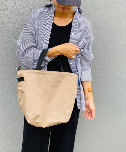 FRUIT OF THE LOOM(フルーツオブザルーム)の「FRUIT OF THE LOOM/フルーツオブザルーム/FTL SD SMALL 2WAY TOTE BAG M 14663400(ショルダーバッグ・レディース・ブラック/ベージュ/ネイビー/ブラウン/グレー/ピンク/グリーン・ONESIZE)」の5枚目の写真