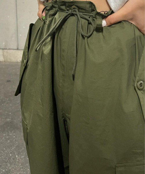WHO'S WHO gallery（フーズフーギャラリー）の「COOPERパラシュートワイドパンツ（カーゴパンツ・レディース・ブラック/カーキ/サンドベージュ・FREE）」の19枚目の写真