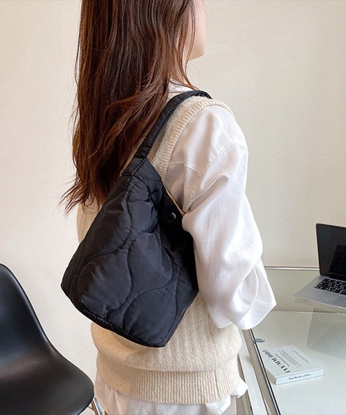 aimoha（アイモハ）の「２WAY　キルト　バケツバッグ（ハンドバッグ・レディース・ホワイト/ピンク/ブラック・FREE）」の3枚目の写真