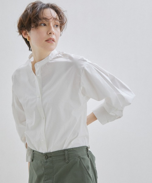SALON adam et rope'（サロン アダム エ ロペ）の「【一部直営店舗・WEB限定】パールボタンスタンドカラーシャツ/無地・ストライプ（シャツ/ブラウス・レディース・ネイビー/オフホワイト/サックスブルー/ブルー系その他4・FREE）」の2枚目の写真