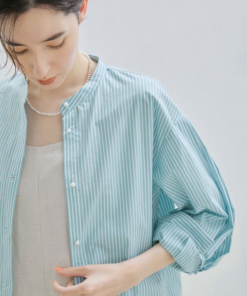 SALON adam et rope'（サロン アダム エ ロペ）の「【一部直営店舗・WEB限定】パールボタンスタンドカラーシャツ/無地・ストライプ（シャツ/ブラウス・レディース・ネイビー/オフホワイト/サックスブルー/ブルー系その他4・FREE）」の4枚目の写真