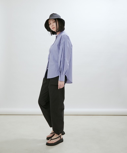 SALON adam et rope'（サロン アダム エ ロペ）の「【一部直営店舗・WEB限定】パールボタンスタンドカラーシャツ/無地・ストライプ（シャツ/ブラウス・レディース・ネイビー/オフホワイト/サックスブルー/ブルー系その他4・FREE）」の8枚目の写真