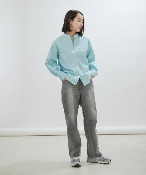 SALON adam et rope'（サロン アダム エ ロペ）の「【一部直営店舗・WEB限定】パールボタンスタンドカラーシャツ/無地・ストライプ（シャツ/ブラウス・レディース・ネイビー/オフホワイト/サックスブルー/ブルー系その他4・FREE）」の17枚目の写真
