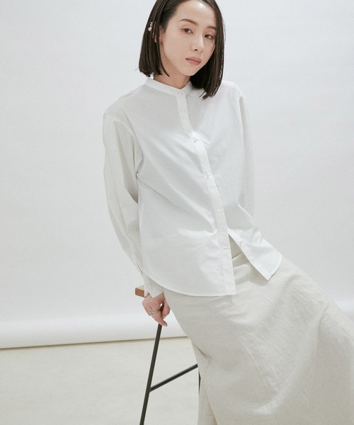 SALON adam et rope'（サロン アダム エ ロペ）の「【一部直営店舗・WEB限定】パールボタンスタンドカラーシャツ/無地・ストライプ（シャツ/ブラウス・レディース・ネイビー/オフホワイト/サックスブルー/ブルー系その他4・FREE）」の5枚目の写真