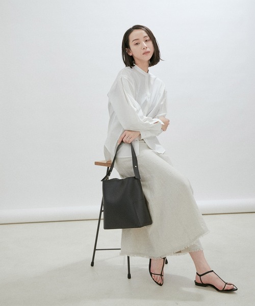 SALON adam et rope'（サロン アダム エ ロペ）の「【一部直営店舗・WEB限定】パールボタンスタンドカラーシャツ/無地・ストライプ（シャツ/ブラウス・レディース・ネイビー/オフホワイト/サックスブルー/ブルー系その他4・FREE）」の15枚目の写真