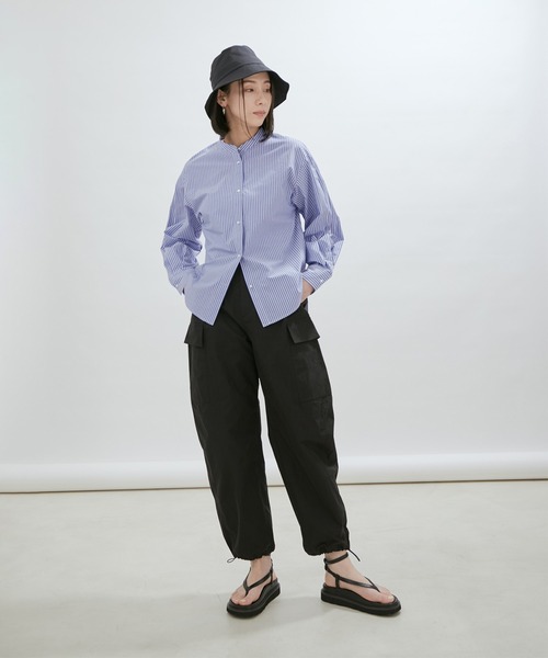 SALON adam et rope'（サロン アダム エ ロペ）の「【一部直営店舗・WEB限定】パールボタンスタンドカラーシャツ/無地・ストライプ（シャツ/ブラウス・レディース・ネイビー/オフホワイト/サックスブルー/ブルー系その他4・FREE）」の18枚目の写真