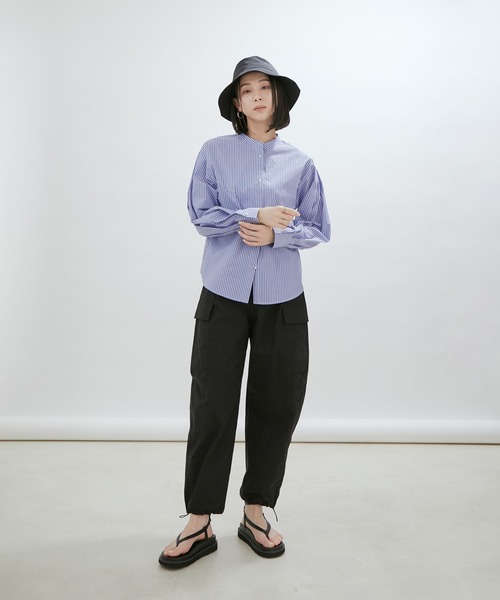 SALON adam et rope'（サロン アダム エ ロペ）の「【一部直営店舗・WEB限定】パールボタンスタンドカラーシャツ/無地・ストライプ（シャツ/ブラウス・レディース・ネイビー/オフホワイト/サックスブルー/ブルー系その他4・FREE）」の6枚目の写真