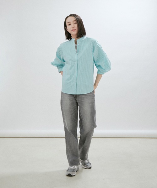 SALON adam et rope'（サロン アダム エ ロペ）の「【一部直営店舗・WEB限定】パールボタンスタンドカラーシャツ/無地・ストライプ（シャツ/ブラウス・レディース・ネイビー/オフホワイト/サックスブルー/ブルー系その他4・FREE）」の21枚目の写真