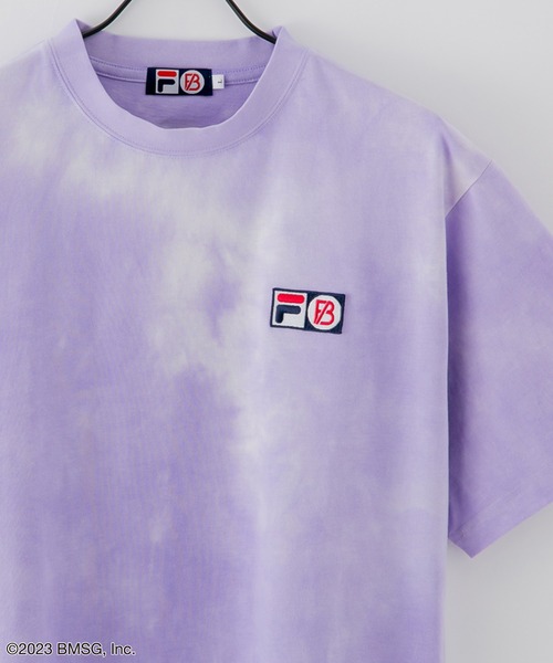 FILA(フィラ)の「【FILA/フィラ】【BE:FIRST/ビーファースト】コラボ プリントタイダイ ビッグシルエット Tシャツ ノベルティー付き(Tシャツ/カットソー・メンズ・パープル/サックスブルー/ピンク・MEDIUM/LARGE)」の2枚目の写真