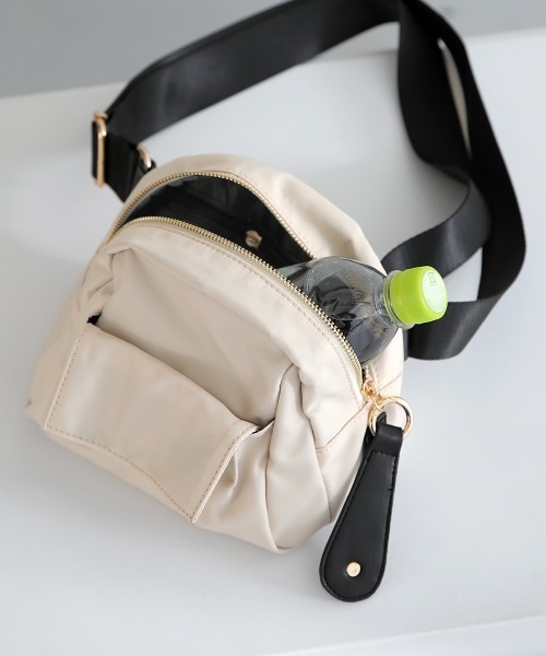 Bou Jeloud（ブージュルード）の「【はあちゅう×Bou Jeloud】ナイロンミニバッグ（ショルダーバッグ・レディース・アイボリー/ブラック・ONESIZE）」の4枚目の写真