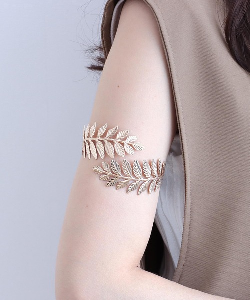 Three Four Time(スリーフォータイム)の「メタルリーフアームレット(バングル/リストバンド・レディース・シルバー/ゴールド・FREE)」の3枚目の写真