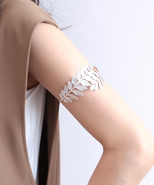 Three Four Time(スリーフォータイム)の「メタルリーフアームレット(バングル/リストバンド・レディース・シルバー/ゴールド・FREE)」の5枚目の写真