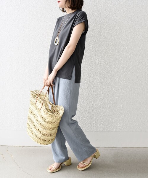 SHIPS（シップス）の「* オーガニックコットン フレンチスリーブ スリット TEE 24SS ◇（Tシャツ/カットソー・レディース・ホワイト/オフホワイト/ブラック/ブルー/チャコールグレー/ライトグレー/ライトブルー/ピンク・MEDIUM/SMALL）」の12枚目の写真
