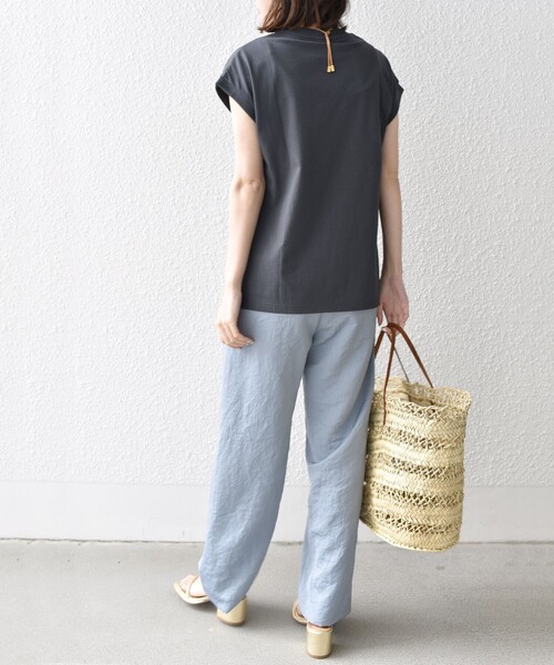 SHIPS（シップス）の「* オーガニックコットン フレンチスリーブ スリット TEE 24SS ◇（Tシャツ/カットソー・レディース・ホワイト/オフホワイト/ブラック/ブルー/チャコールグレー/ライトグレー/ライトブルー/ピンク・MEDIUM/SMALL）」の13枚目の写真