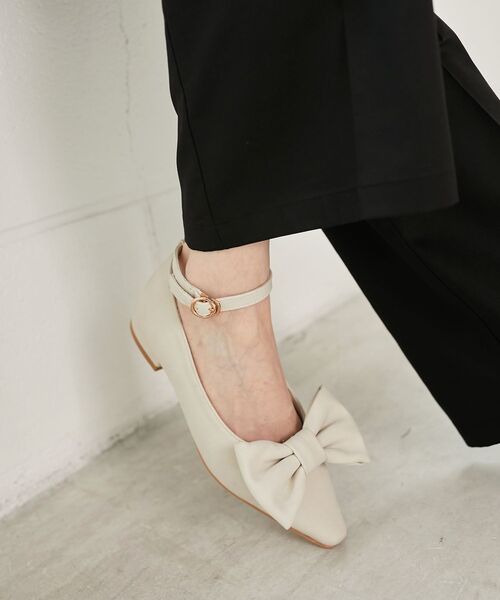 MAJESTIC LEGON（マジェスティックレゴン）の「【WEB限定XLサイズあり】取り外しできるリボンパンプス（パンプス・レディース・ブラック/アイボリー・LARGE/X-LARGE/MEDIUM/SMALL）」の3枚目の写真