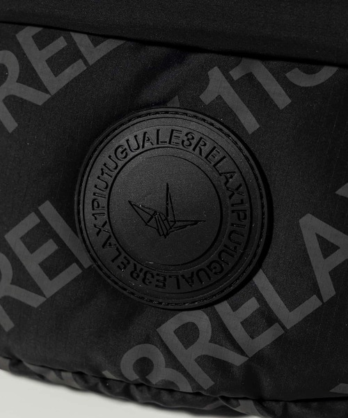 1PIU1UGUALE3  RELAX （ウノピゥウノウグァーレトレ リラックス）の「1PIU1UGUALE3 RELAX(ウノピゥウノウグァーレトレ リラックス)総柄パデッドボディバッグ（ボディバッグ/ウエストポーチ・メンズ・ブラック×ホワイト/ブラック×ブラック・ONE SIZE）」の10枚目の写真