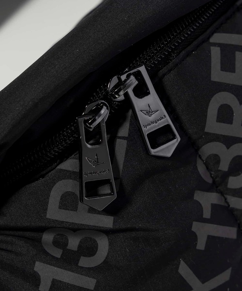 1PIU1UGUALE3  RELAX （ウノピゥウノウグァーレトレ リラックス）の「1PIU1UGUALE3 RELAX(ウノピゥウノウグァーレトレ リラックス)総柄パデッドボディバッグ（ボディバッグ/ウエストポーチ・メンズ・ブラック×ホワイト/ブラック×ブラック・ONE SIZE）」の11枚目の写真