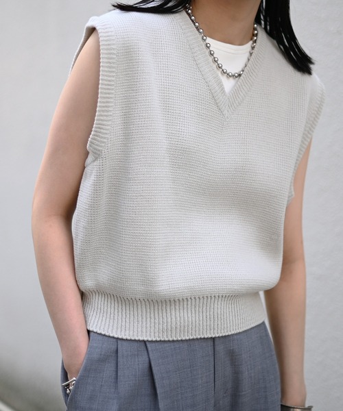 Marient(マリエント)の「Vネックニットベスト(ベスト・レディース・ベージュ/ライトグレー/ブラック・FREE)」の2枚目の写真