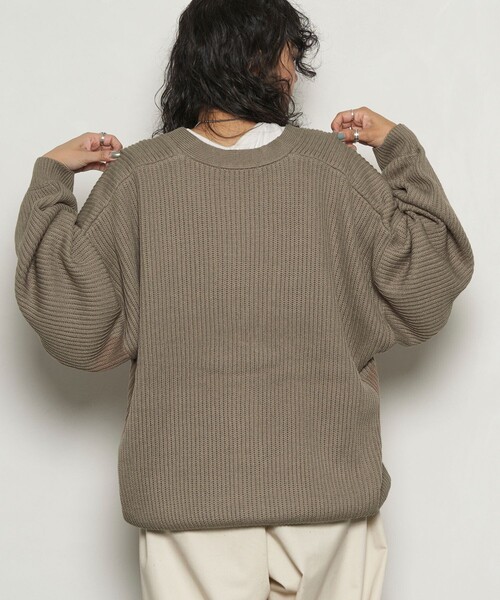 PUBLUX(パブリュクス)の「PUBLUX/パブリュクス 両畦Vネックカーディガン/ニットカーディガン(限定展開)(カーディガン/ボレロ・メンズ・オリーブ/ブラック/オレンジ/グレイッシュベージュ・SMALL/LARGE/MEDIUM)」の16枚目の写真