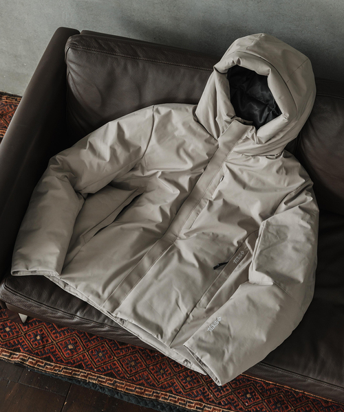 +phenix（プラスフェニックス）の「【+phenix / プラスフェニックス】別注 GORE-TEX ダウンブルゾン（ダウンジャケット/コート・メンズ・ベージュ/ブラック・MEDIUM/LARGE/SMALL）」の4枚目の写真