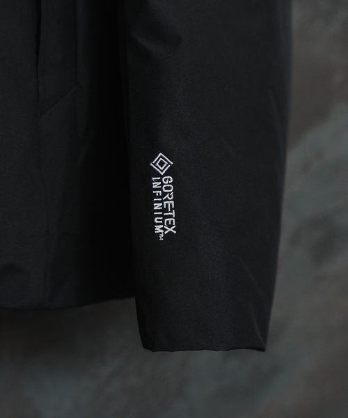 +phenix（プラスフェニックス）の「【+phenix / プラスフェニックス】別注 GORE-TEX ダウンブルゾン（ダウンジャケット/コート・メンズ・ベージュ/ブラック・MEDIUM/LARGE/SMALL）」の22枚目の写真