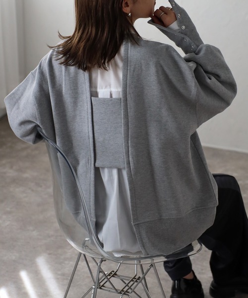 グレー