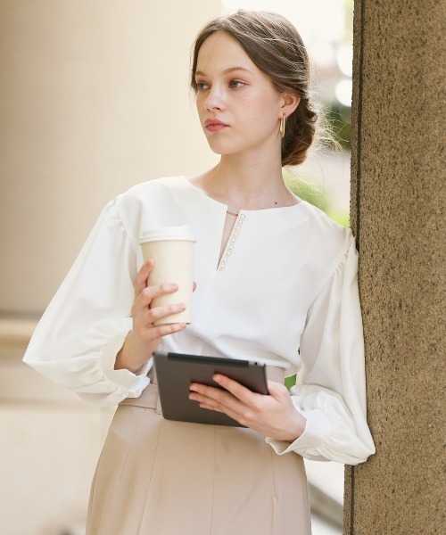 AND COUTURE（アンドクチュール）の「キーネックパール襟ブラウス（シャツ/ブラウス・レディース・サックスブルー/オフホワイト/ベージュ・MEDIUM）」の2枚目の写真